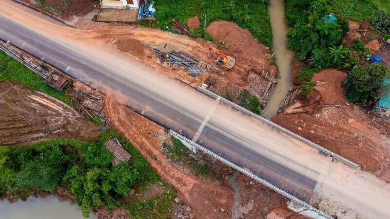 Quốc lộ 4B được nâng cấp không chỉ nâng cao năng lực khai thác, giảm chi phí vận tải, bảo đảm an toàn giao thông mà còn thể hiện quyết tâm phát triển hạ tầng giao thông “đi trước, mở đường cho phát triển” của tỉnh Lạng Sơn.