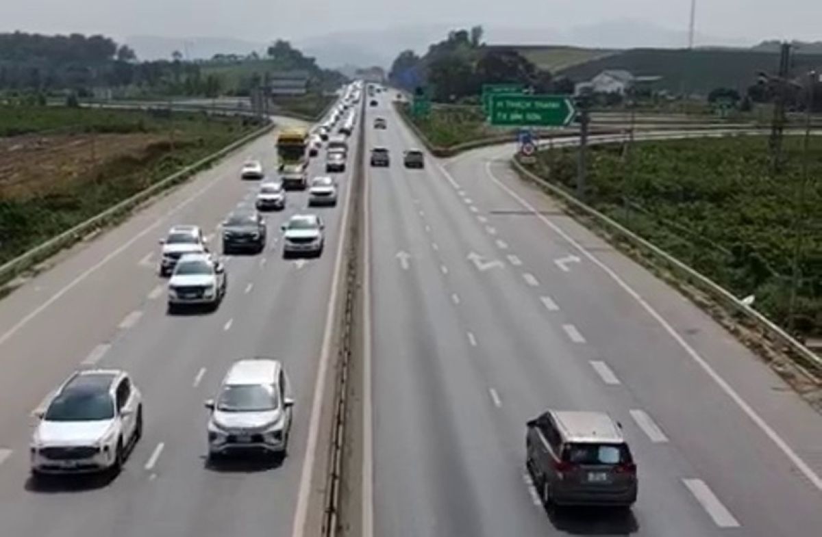 Lưu lượng phương tiện di chuyển đông trên tuyến cao tốc Mai Sơn - Quốc lộ 45 (hướng từ Thanh Hóa ra Hà Nội). Ảnh: Minh Hoàng