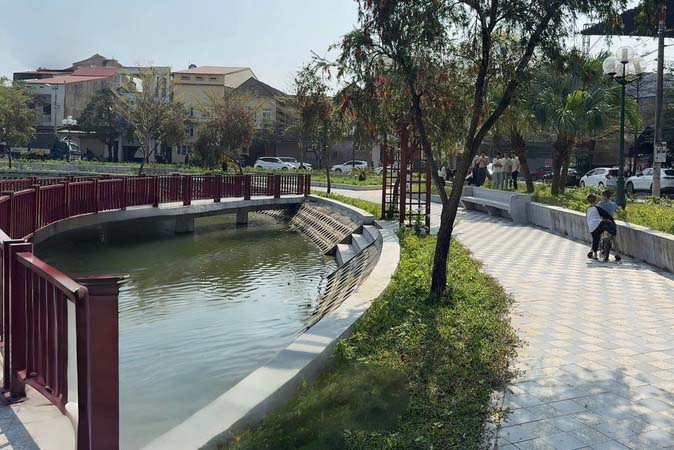 The lake area where the 8-year-old girl died. Photo: Hoang Anh