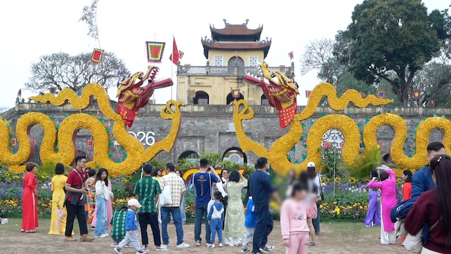 Spring travel at Thang Long Imperial Citadel, many families choose to return to historical values