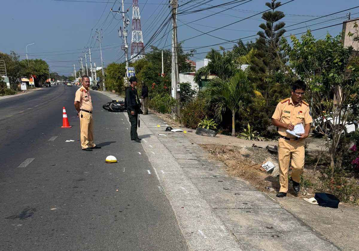 Cảnh sát Giao thông khám nghiệm hiện trường. Ảnh: Phạm Duy 