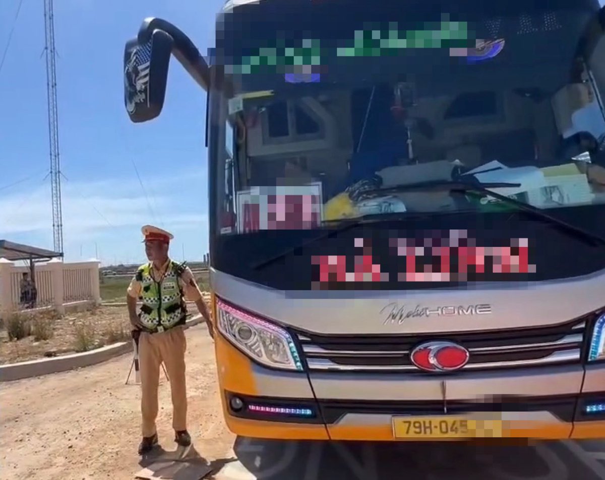 Passenger car stopped by traffic police for inspection and discovered violations. Photo: Police