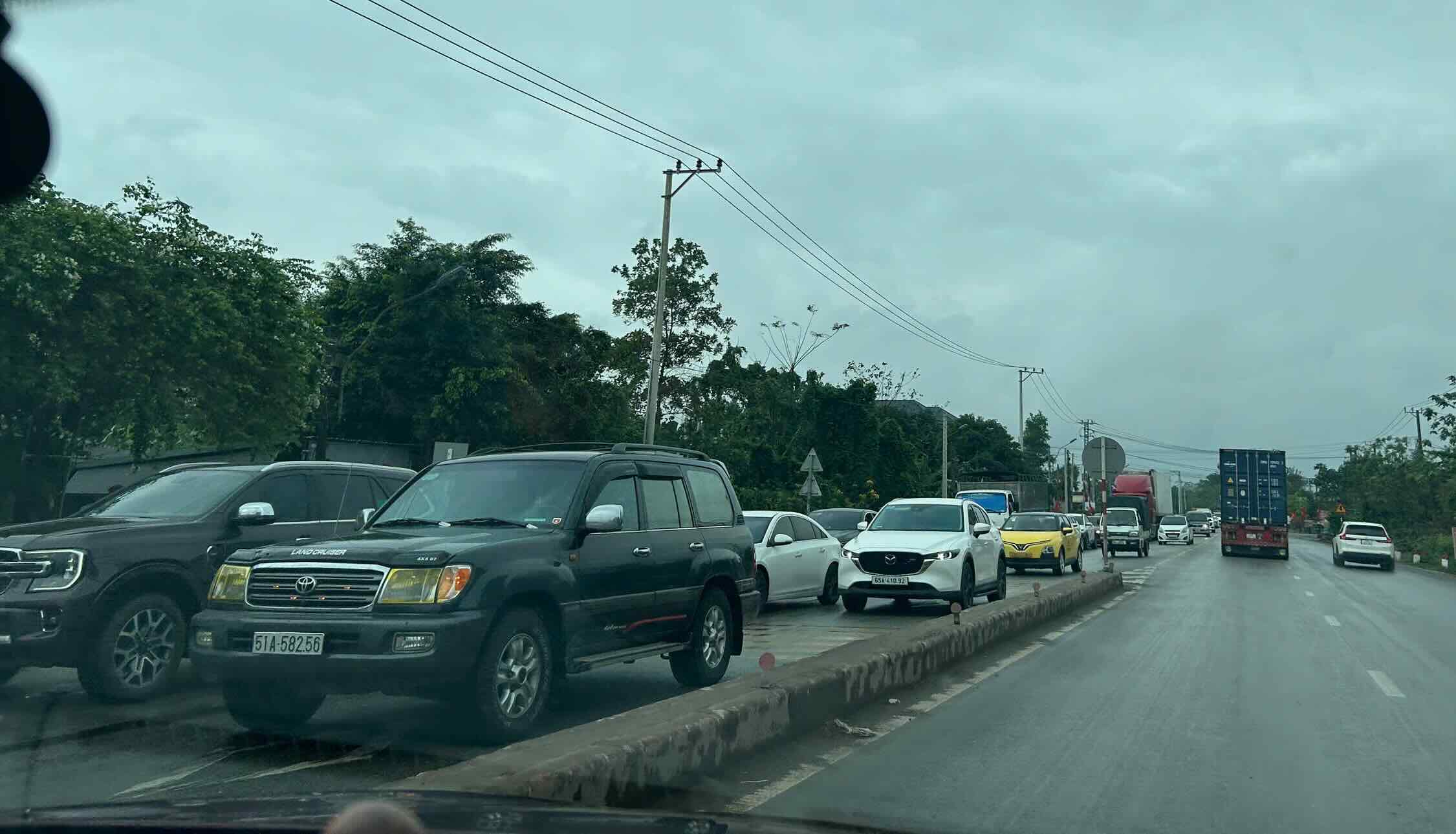 Những đoàn xe nối đuôi trên Quốc lộ 9. Ảnh: Hưng Thơ