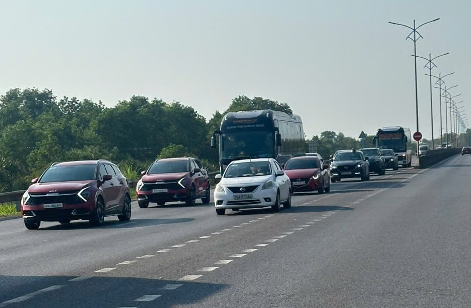 Traffic flow on National Highway 1. Photo: Hung Tho