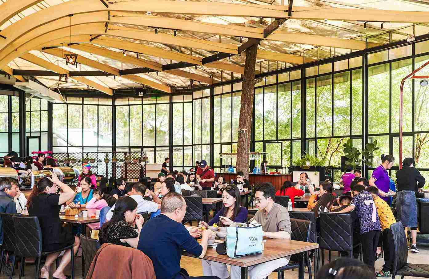 Tourists coming to Da Lat for spring travel have increased sharply, but food prices have only increased slightly. Photo: Than Hy