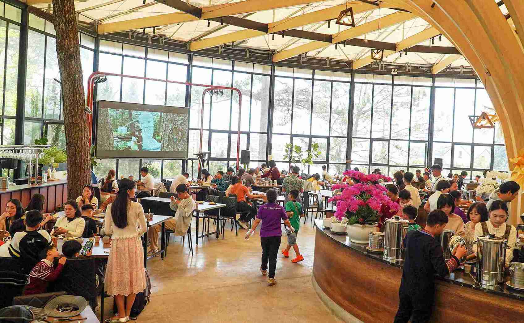 Du khách đến Đà Lạt du xuân đông đúc, nhưng giá ăn uống chỉ tăng nhẹ. Ảnh: Phúc Khánh