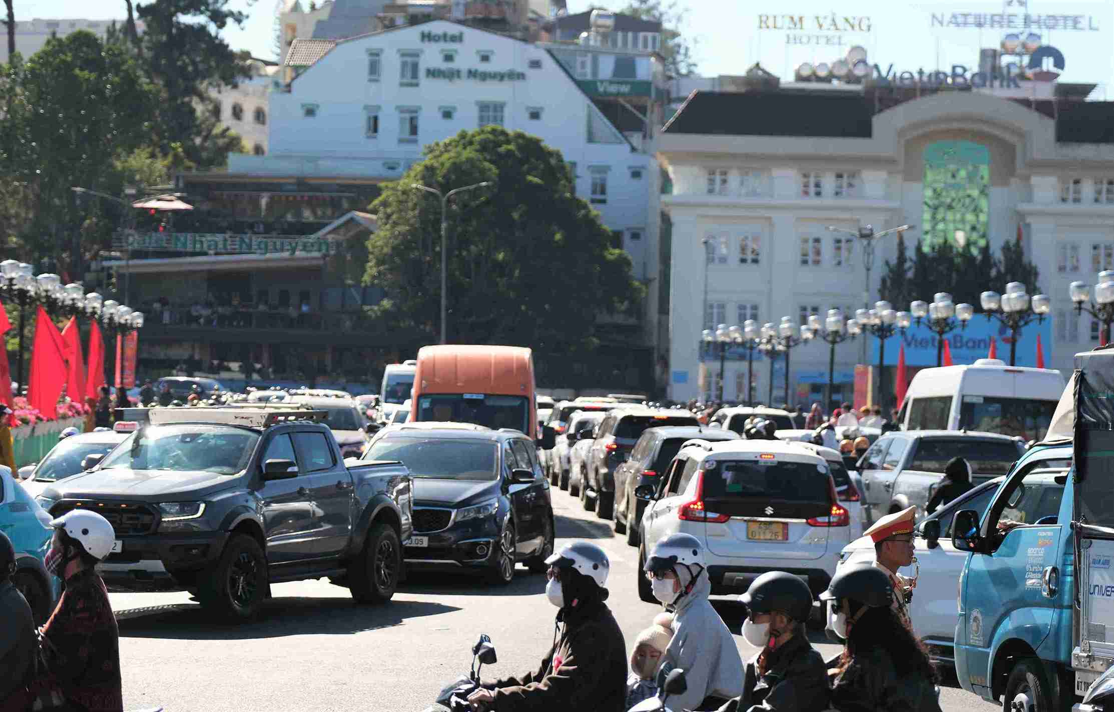 Đường phố Đà Lạt đông đúc vào ngày mùng 5 Tết. Ảnh: Phúc Khánh