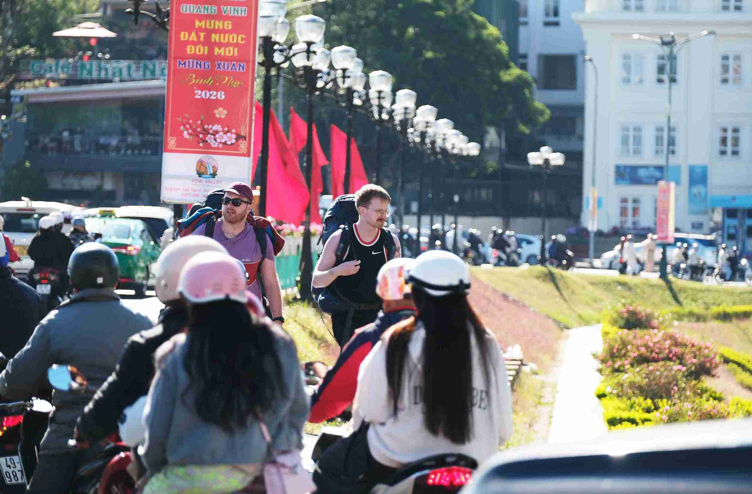 Khách nước ngoài đến Đà Lạt du xuân dịp Tết. Ảnh: Thần Hy