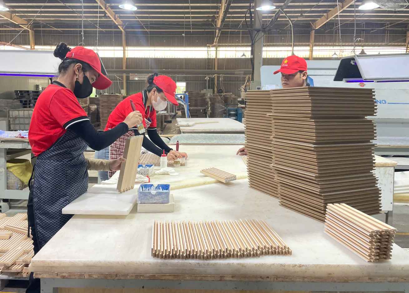 Businesses seek more orders, creating jobs for workers after Tet. Photo: Dinh Trong