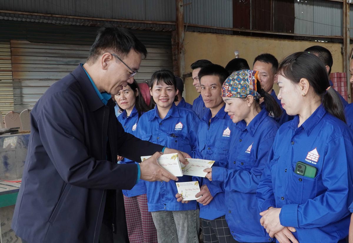 Mr. To Xuan Thao - Chairman of Quang Ninh Provincial Labor Federation - presents gifts to workers and laborers. Photo: Thanh Nga
