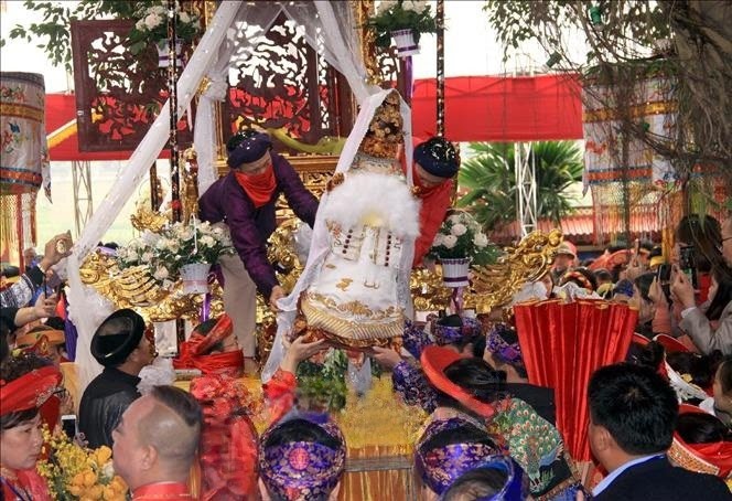 Lễ hội chùa Hương Nghiêm được tổ chức trang trọng, linh thiêng. Ảnh: Quang Cường