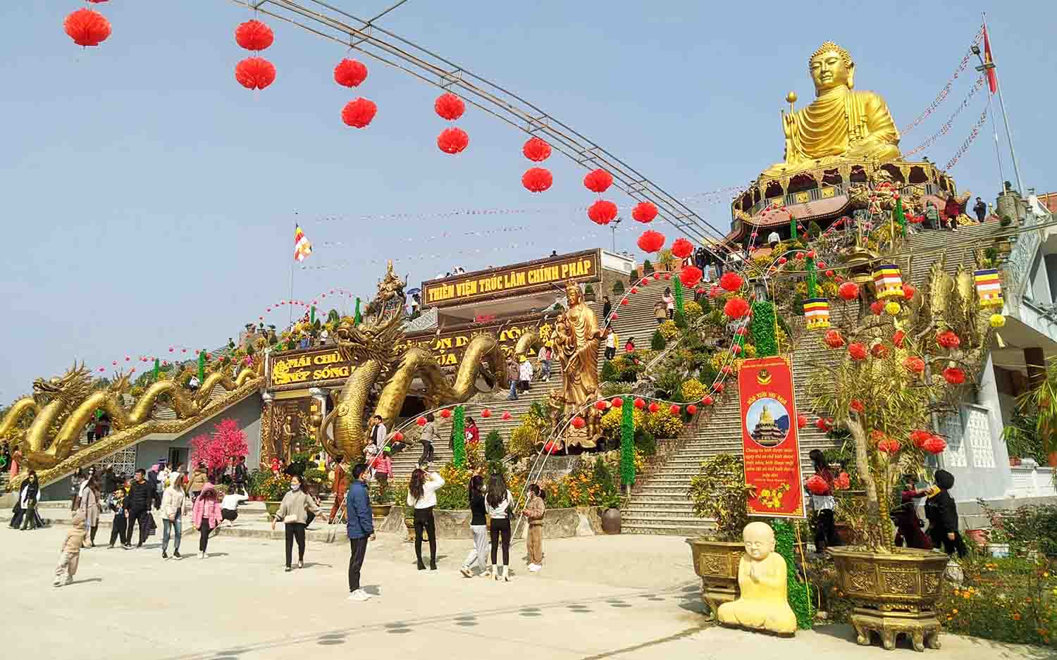 Du khách đến tham quan, lễ Phật tại Thiền viện Trúc lâm chính pháp Tuyên Quang. Ảnh: Ngọc Anh.