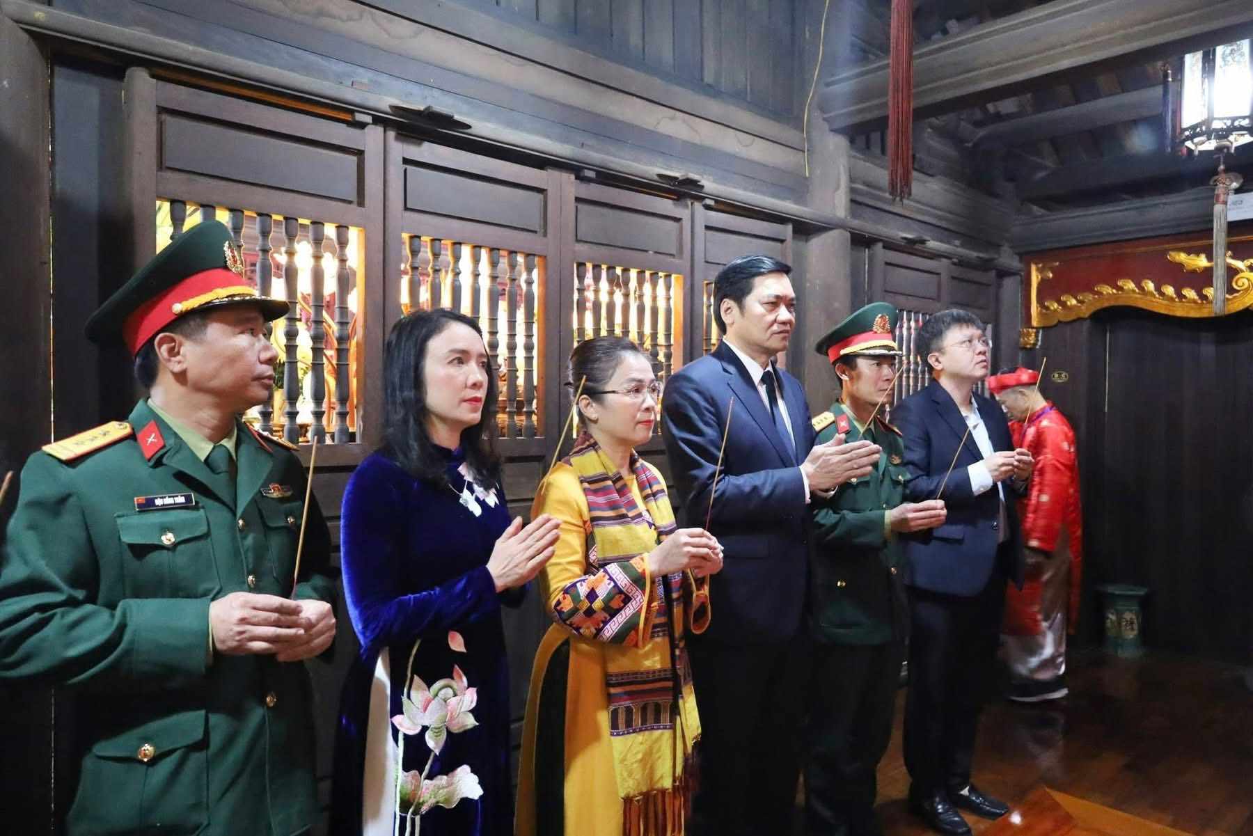 Các đại biểu dâng hương tưởng niệm Hoàng đế Quang Trung tại Đền thờ trên núi Dũng Quyết trong lễ kỷ niệm 237 năm Chiến thắng Ngọc Hồi - Đống Đa, Nghệ An. Ảnh: Ngọc Anh 