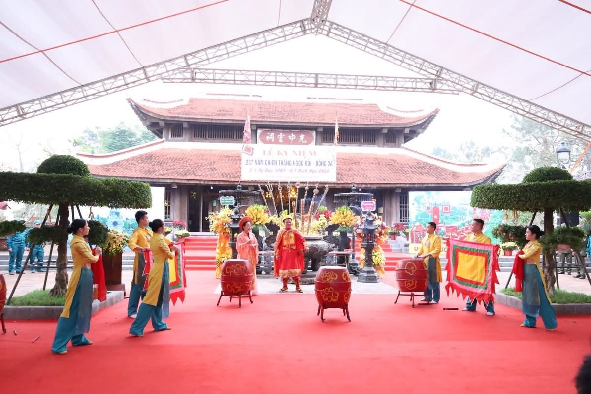 The 237th anniversary of the Ngoc Hoi - Dong Da Victory was solemnly organized by Nghe An province at the Temple of Emperor Quang Trung on Dung Quyet mountain. Photo: Ngoc Anh