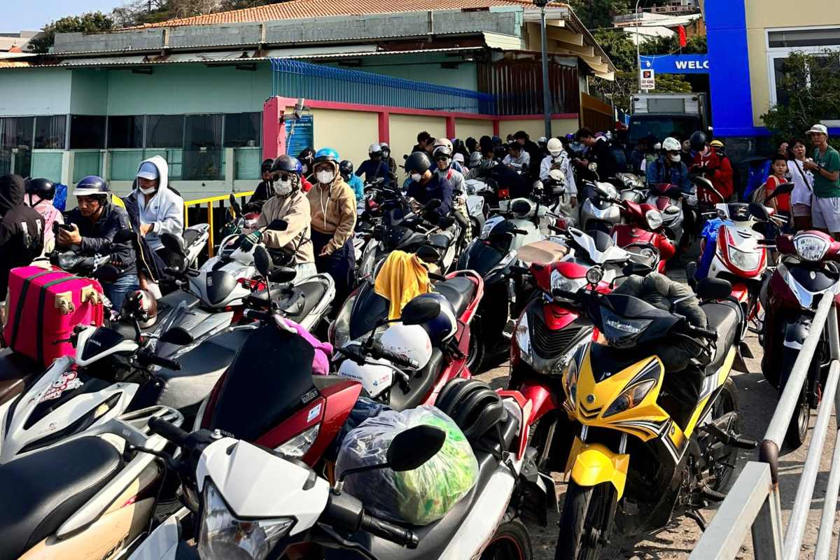 Lối xuống phà ở Vũng Tàu đi cần Giờ chật cứng xe máy. Ảnh: Phúc Bửu