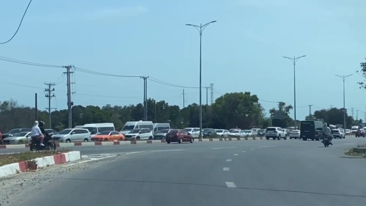 Congestion stretches nearly 2 km on National Highway 51 from Long Son intersection, when many tourists leave Vung Tau after a spring trip. Photo: Thanh An