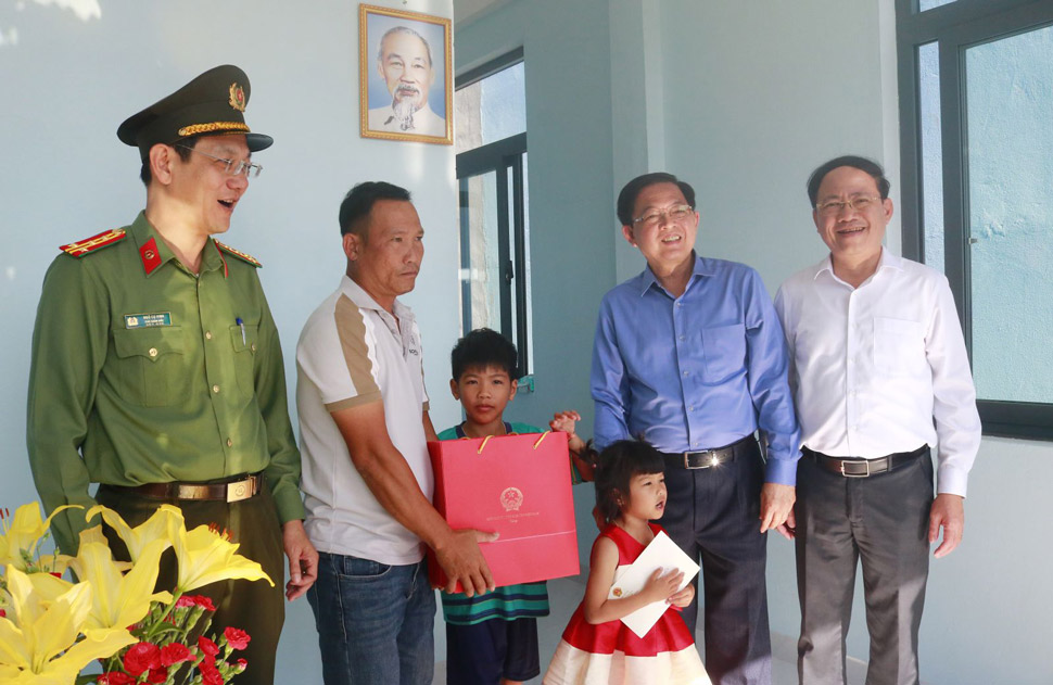 Hộ dân trong khu tái định cư nhận