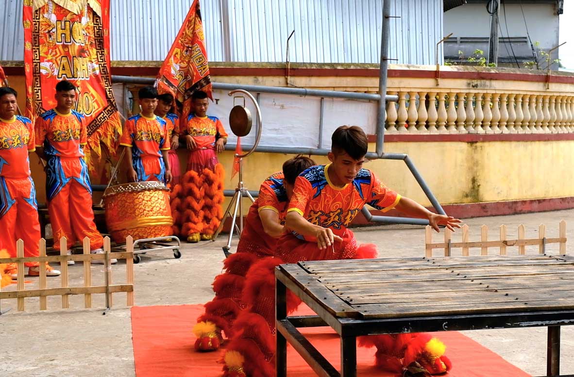 Các thành viên của đoàn tăng cường luyện tập để mang đến những tiết mục chỉn chu trong dịp Tết. Ảnh: Mỹ Ly