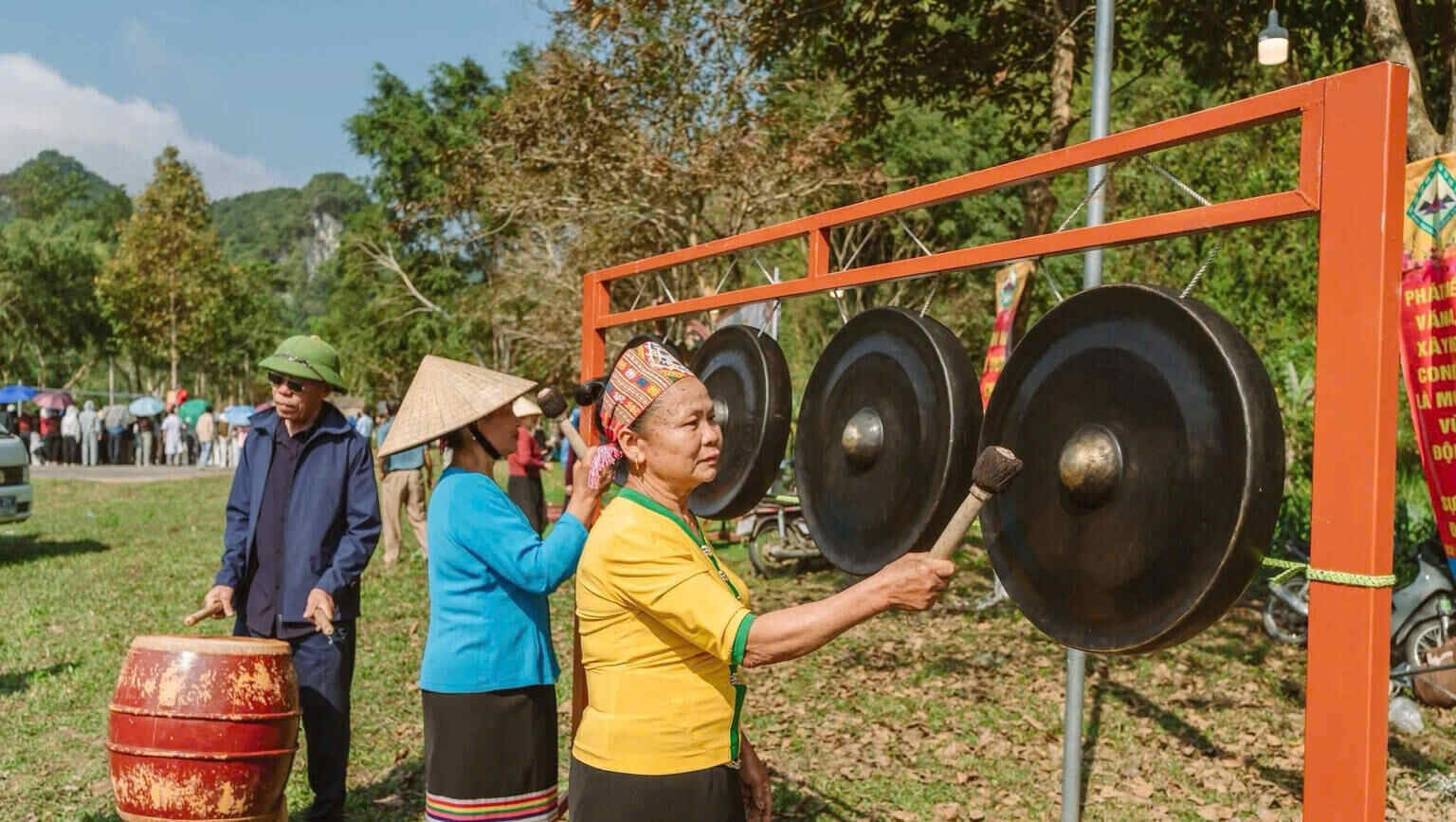 A bustling atmosphere envelops the space of the Muong Ham Festival. Photo: Quang Dai