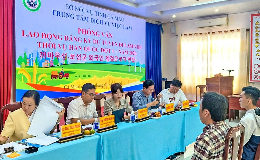 Tư vấn lao động tìm việc làm thời vụ ở ngoài nước. Ảnh: Nhật Hồ.
