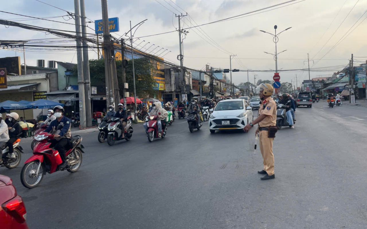 Lực lượng CSGT Công an tỉnh Đồng Tháp điều tiết giao thông . Ảnh: Anh Tuấn