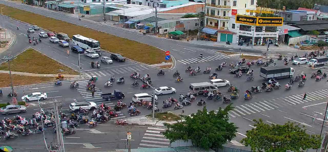 Lực lượng CSGT Công an tỉnh Đồng Tháp điều tiết giao thông tại ngã tư Đồng Tâm. Ảnh: Thành Nhân