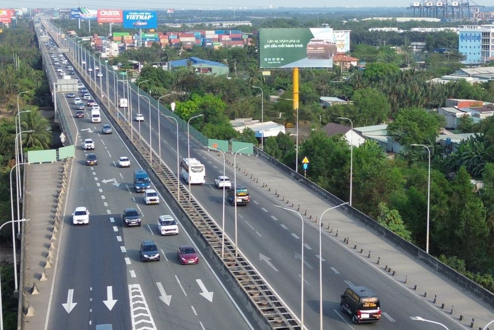 Dòng phương tiện nối đuôi nhau di chuyển đông đúc trên cao tốc TPHCM - Long Thành - Dầu Giây hướng về trung tâm thành phố.