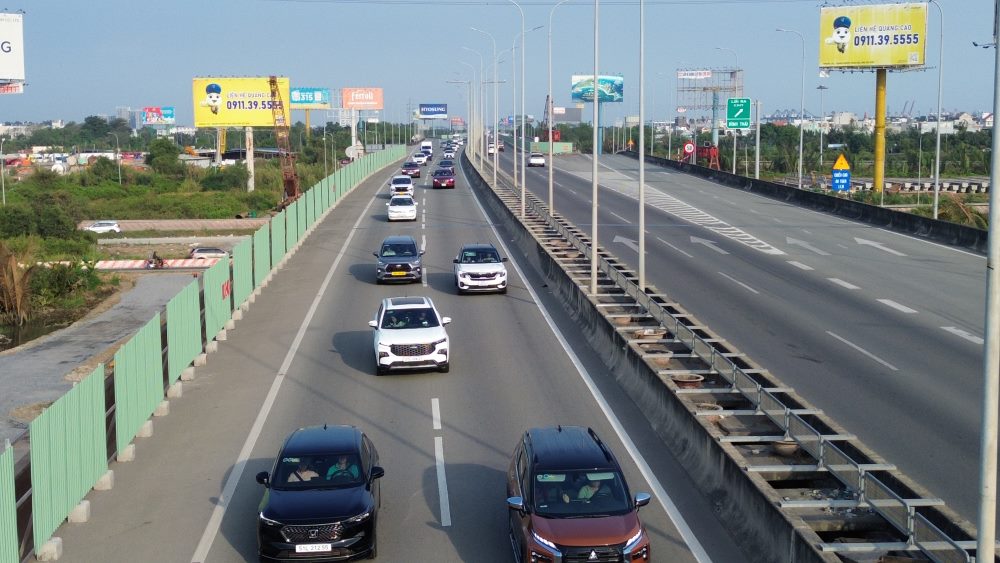 Lượng xe tăng cao khiến các phương tiện phải di chuyển chậm, tình trạng này kéo dài qua khu vực Km07 hướng từ Đồng Nai về Sài Gòn. Ảnh: Anh Tú