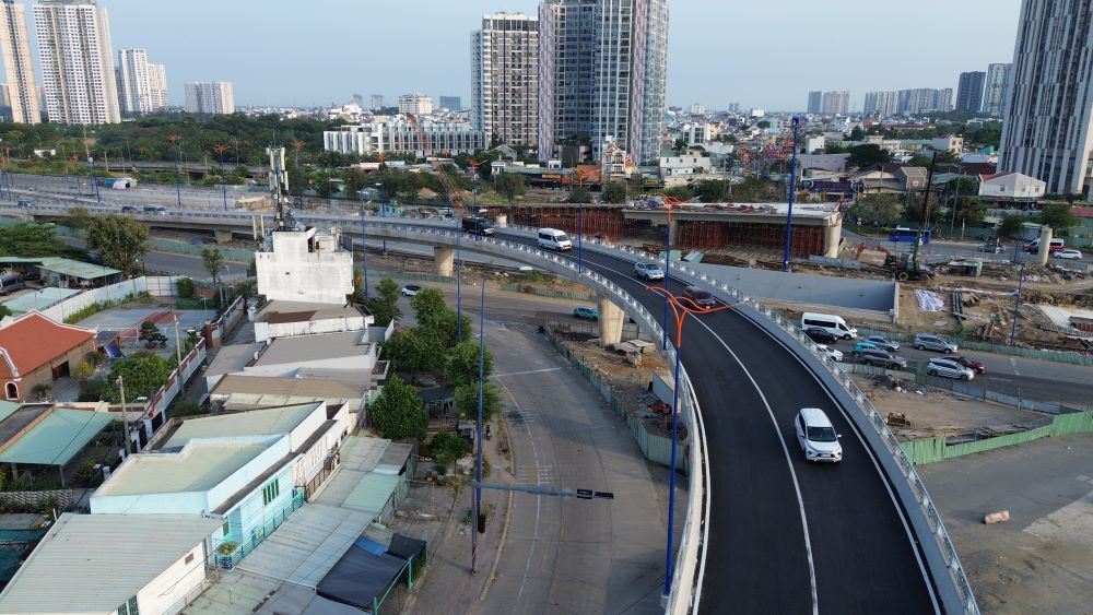 Cầu vượt N2 tại nút giao An Phú vừa thông xe tháng 1 giúp phát huy hiệu quả “chia lửa“, giúp dòng xe từ cao tốc vượt qua đường Mai Chí Thọ mà không gây xung đột giao thông bên dưới.