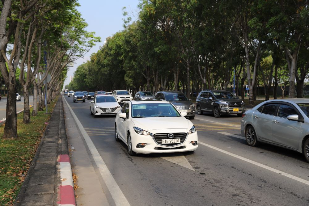 Tuyến đường huyết mạch Mai Chí Thọ ghi nhận tình hình giao thông ổn định, phương tiện lưu thông dễ dàng. Ảnh: Anh Tú