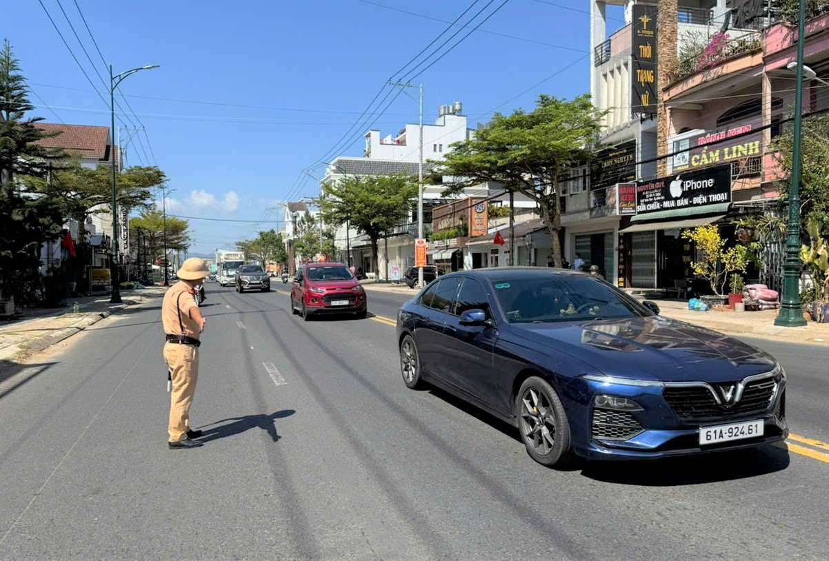 Cảnh sát giao thông điều tiết, phân luồn bảo đảm an toàn giao thông trên Quốc lộ 20. Ảnh: Phúc Khánh