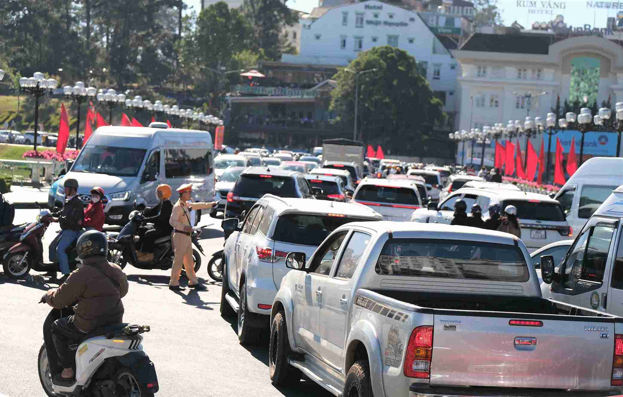 Từ chiều mùng 5 Tết, du khách bắt đầu rời Đà Lạt sau kỳ nghỉ Tết Nguyên đán Bính Ngọ kéo dài. Ảnh: Phúc Khánh