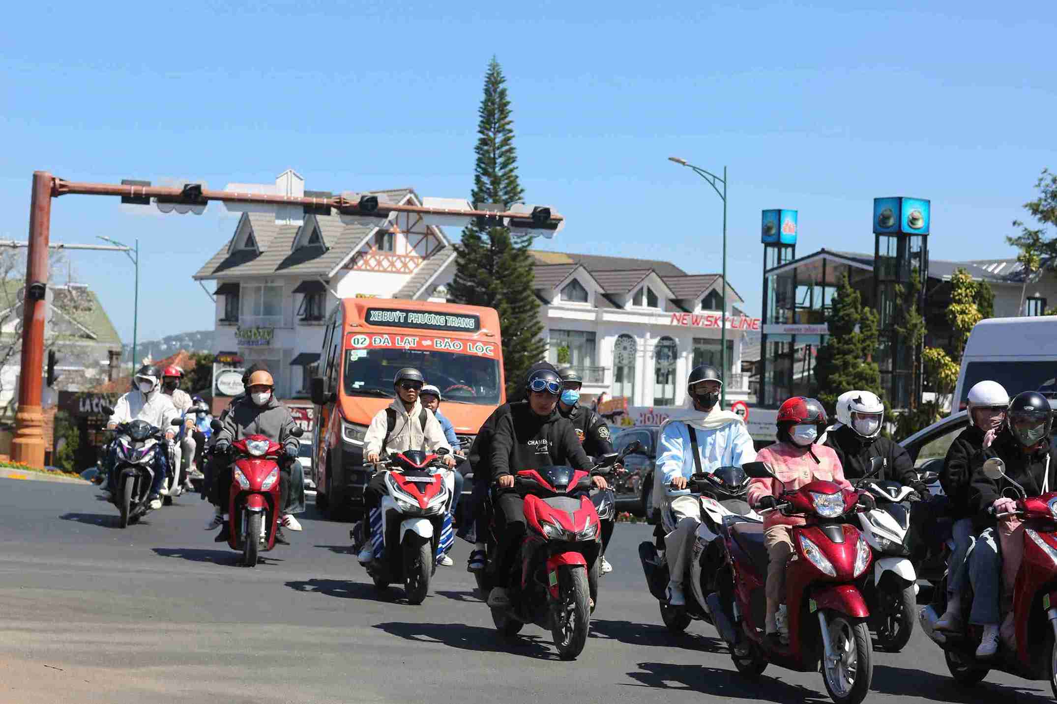 Cars leaving Da Lat after a long spring trip during the Binh Ngo Lunar New Year holiday. Photo: Phi Long