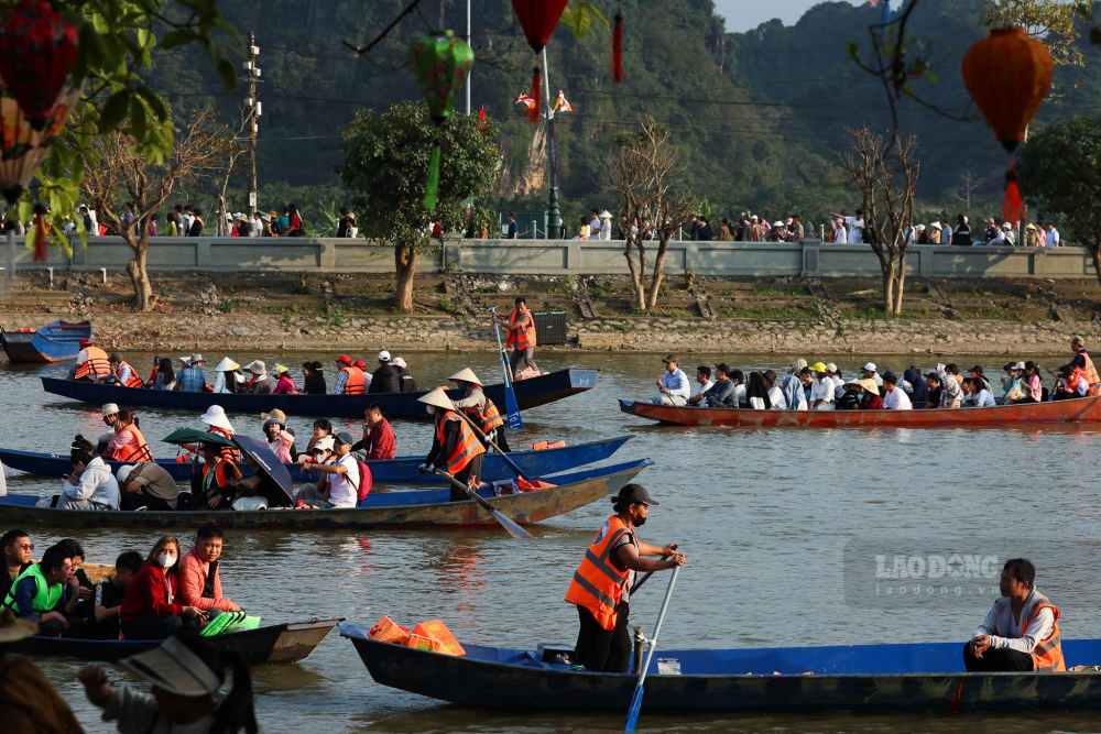 Du khách tấp nập đi thuyền trẩy hội chùa Hương. Ảnh: Hải Nguyễn