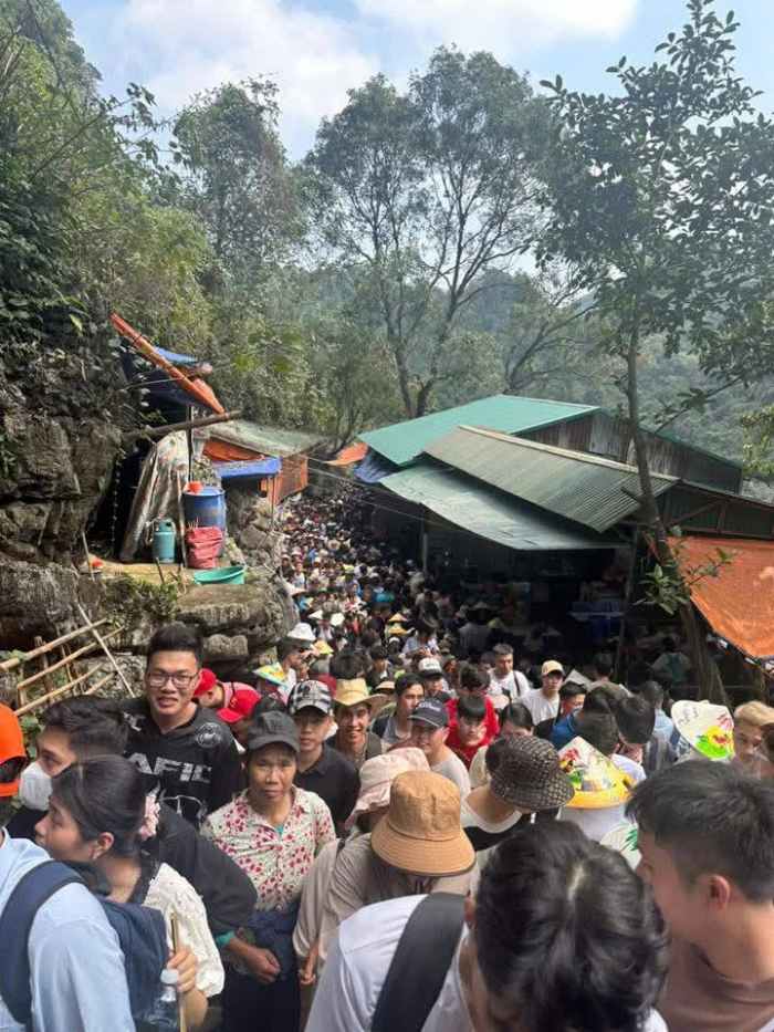 Hàng vạn du khách đổ về chùa Hương trước ngày khai hội. Ảnh: Chùa Hương