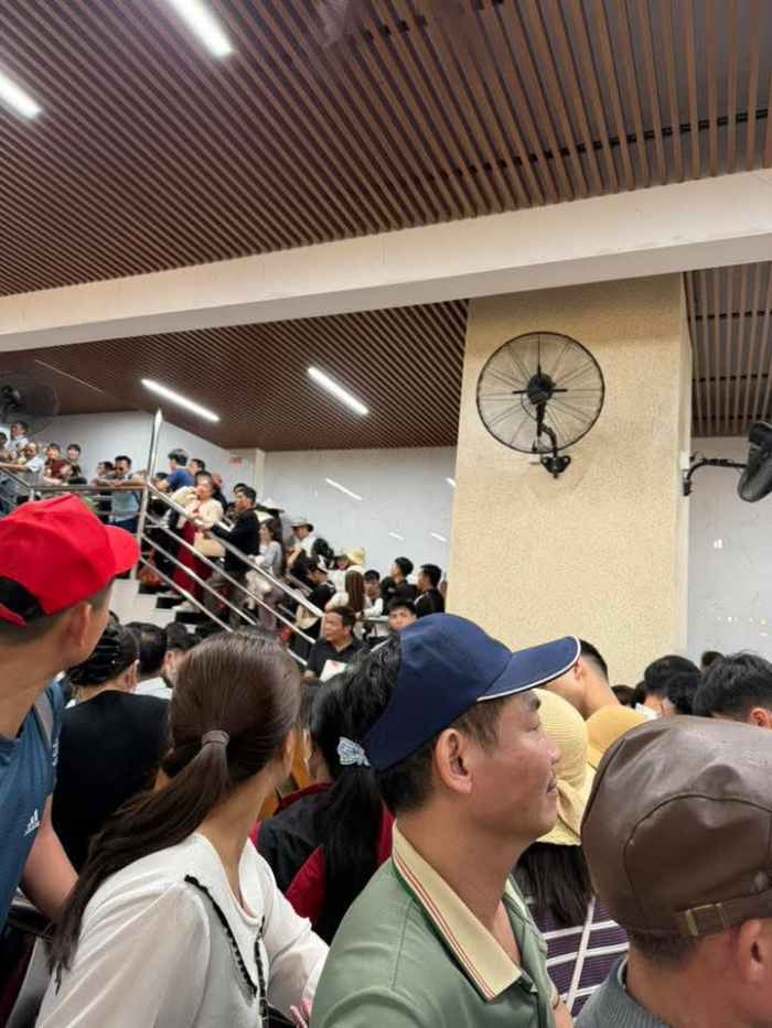 Khu vực phòng chờ lên cáp treo chật kín người. Ảnh: CH