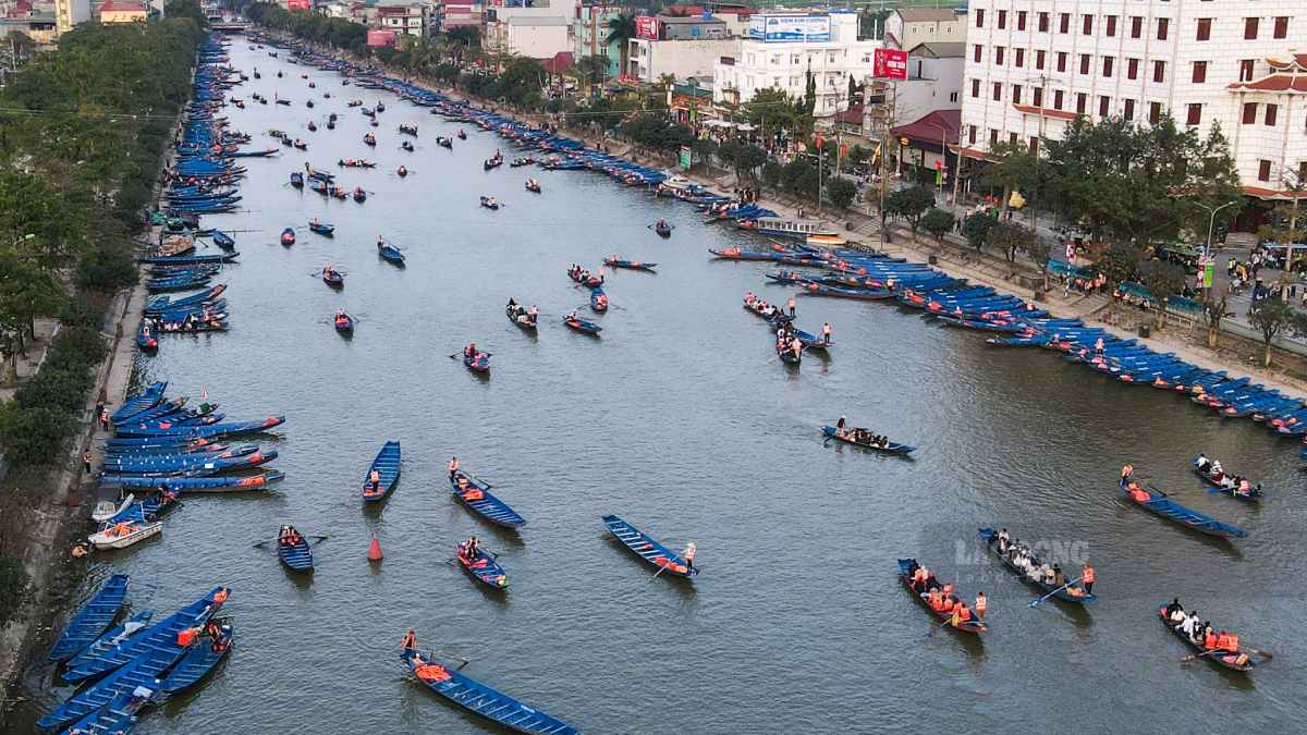 Bến đò nhộn nhịp người qua lại suốt cả ngày. Ảnh: Hải Nguyễn