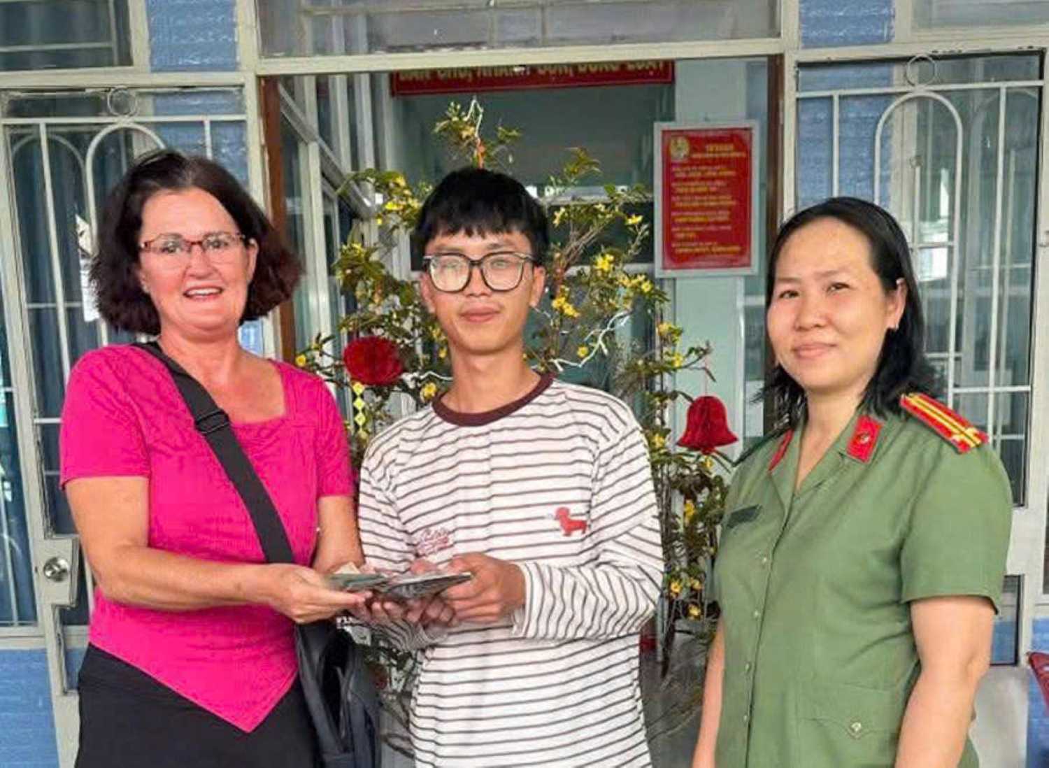 Picking up lost items during Tet, a Norwegian female tourist went to the police to find and return them to the person who dropped them. Photo: Phuong Linh