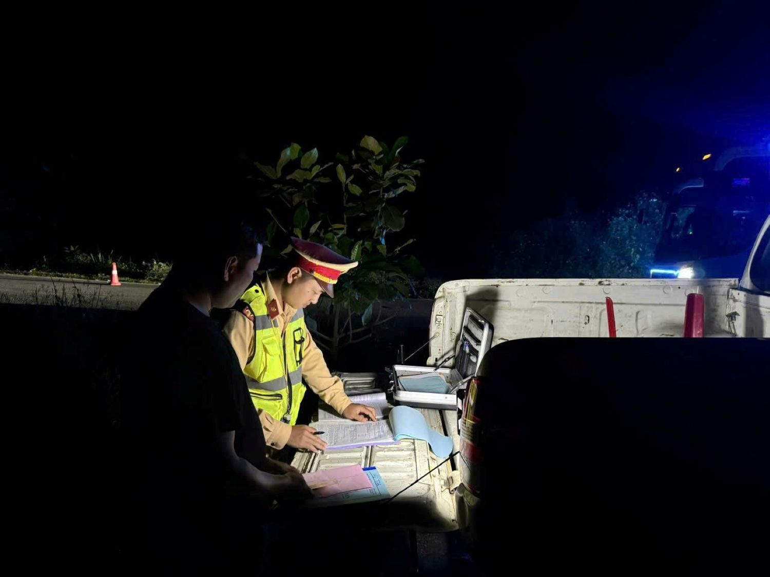 Traffic police, Da Nang Police make a record to fine violating vehicles. Photo: Lam Huynh