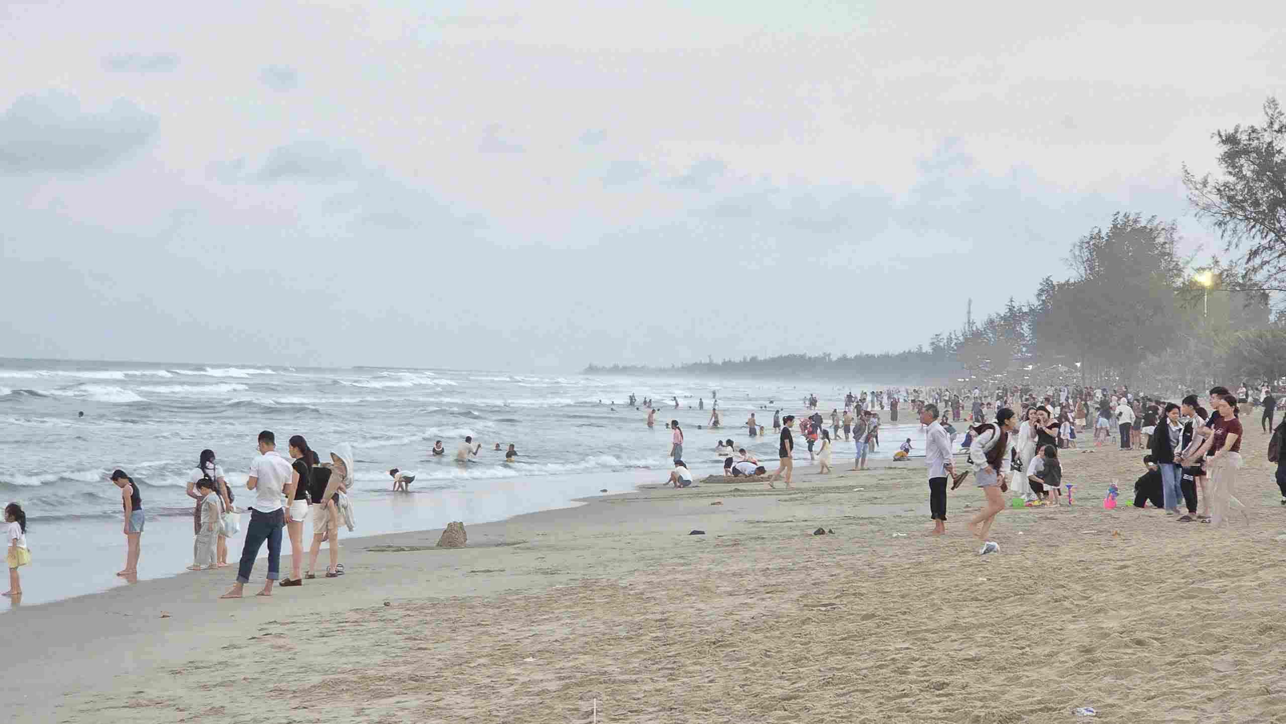 My Khe beach, Tinh Khe commune, Quang Ngai province - where 3 people in a family from Dak Lak were victims. Photo: Thang Nguyen