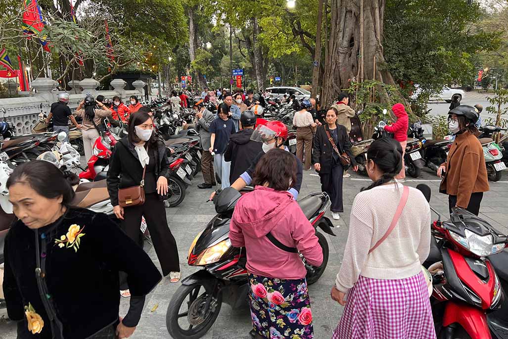 Bãi gửi xe trước cửa đền Quán Thánh