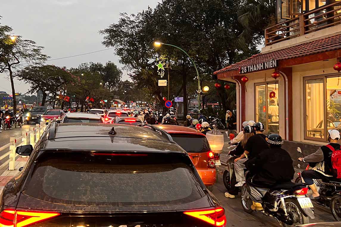 Trời bắt đầu tối dần nhưng khu vực hướng vào chùa Trấn Quốc trên đường Thanh Niên liên tục ùn ứ. Ảnh: Cát Tiên