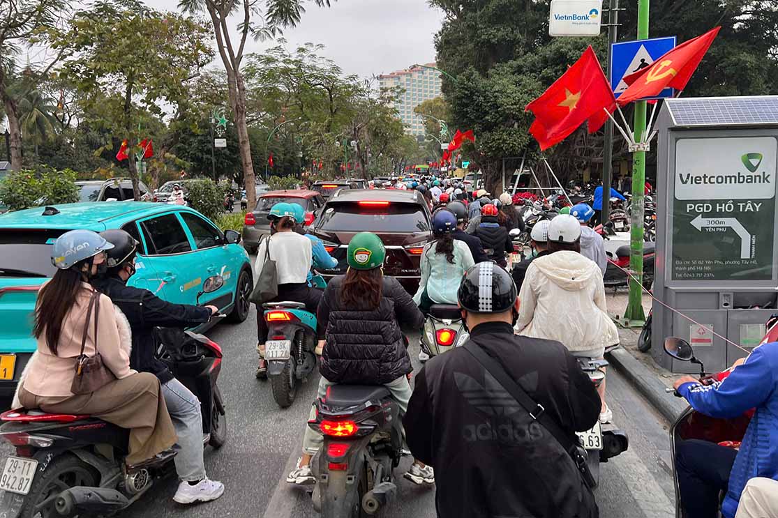 Dòng xe máy, ôtô nối dài, di chuyển chậm, có thời điểm đường Thanh Niên gần như ùn ứ cục bộ. Ảnh: Cát Tiên