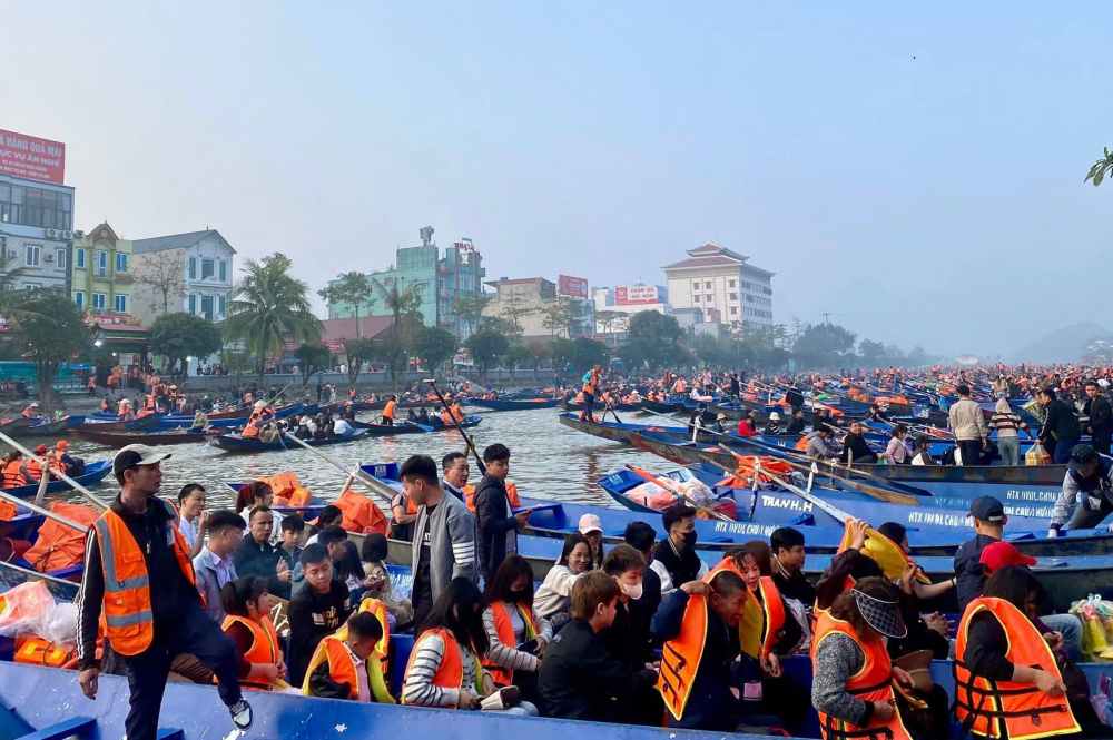 Chùa Hương đón 51.000 khách trước ngày khai hội. 