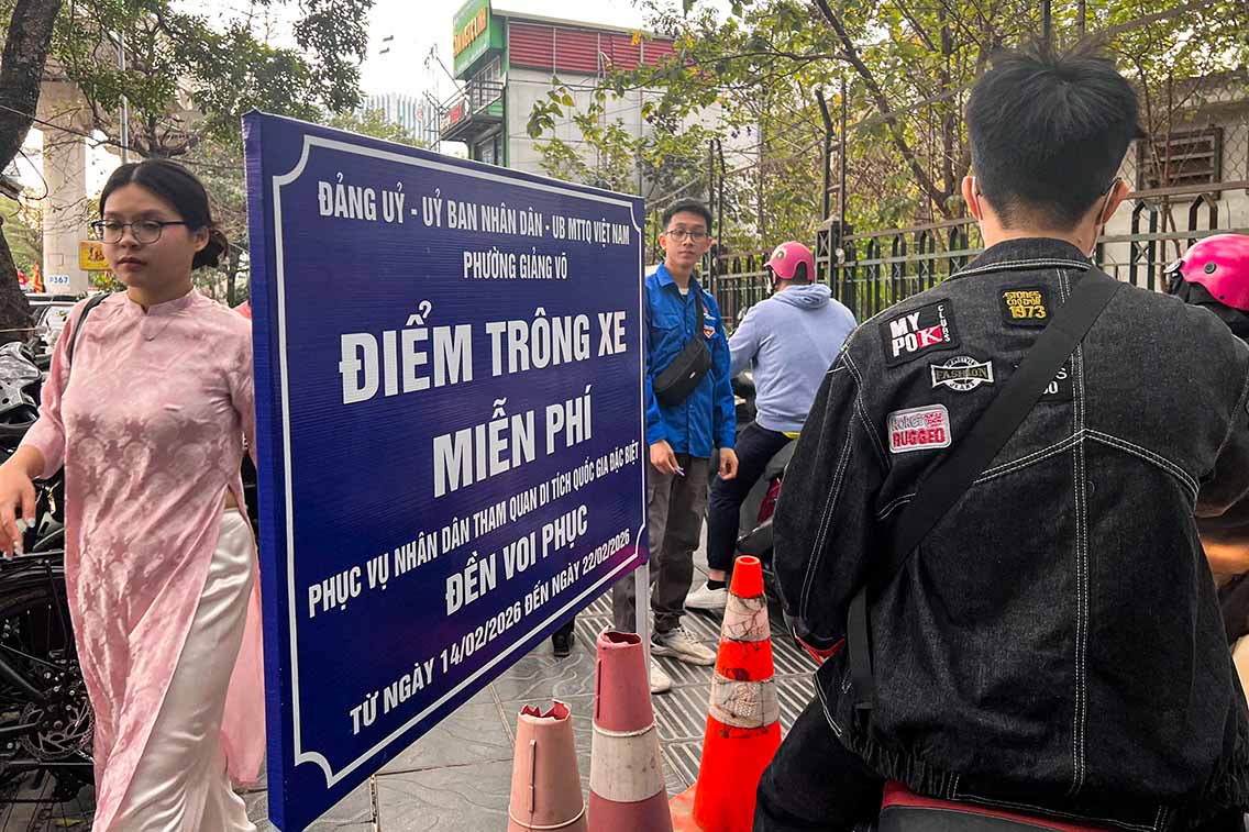 People coming to Voi Phuc Temple are given free parking. Photo: Cat Tien.