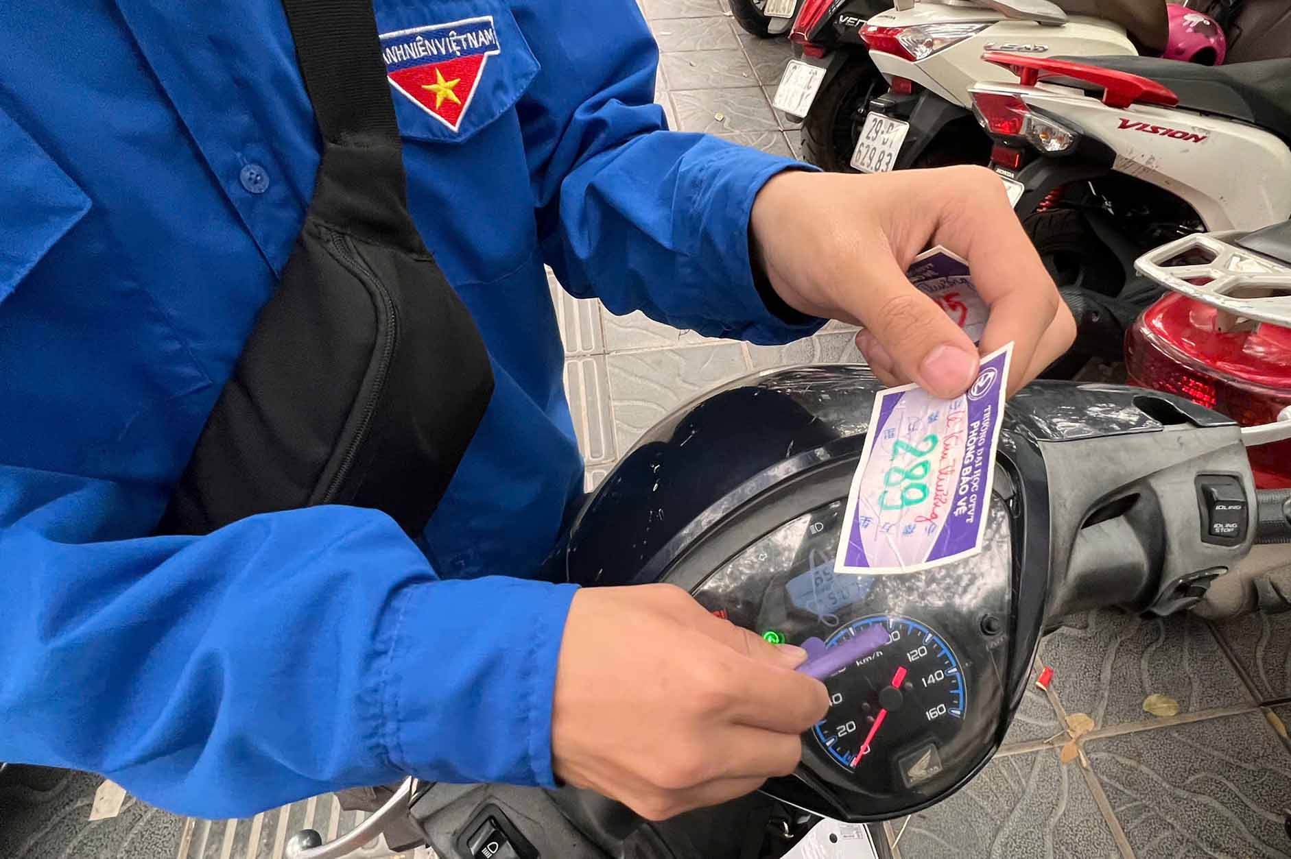 Hàng phương tiện nối đuôi nhau gửi xe miễn phí tại đền Voi Phục. Ảnh: Cát Tiên