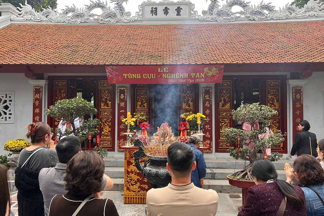 Người dân dâng hương tại đền Voi Phục. Ảnh: Cát Tiên.