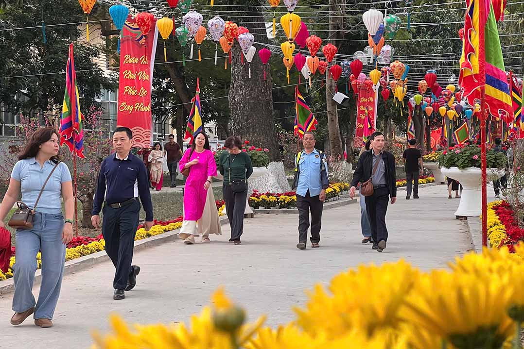 Dòng người đổ về đền Voi Phục. Ảnh: Cát Tiên