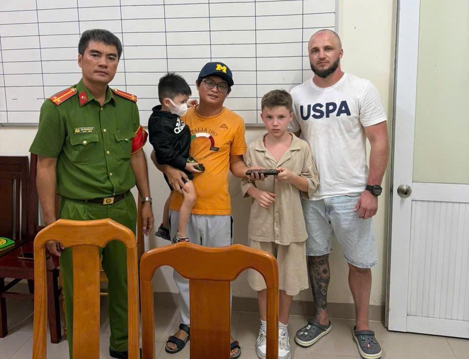 Functional forces support Russian tourists to get back their forgotten iPhones on taxis. Photo: Cam Lam Commune Police