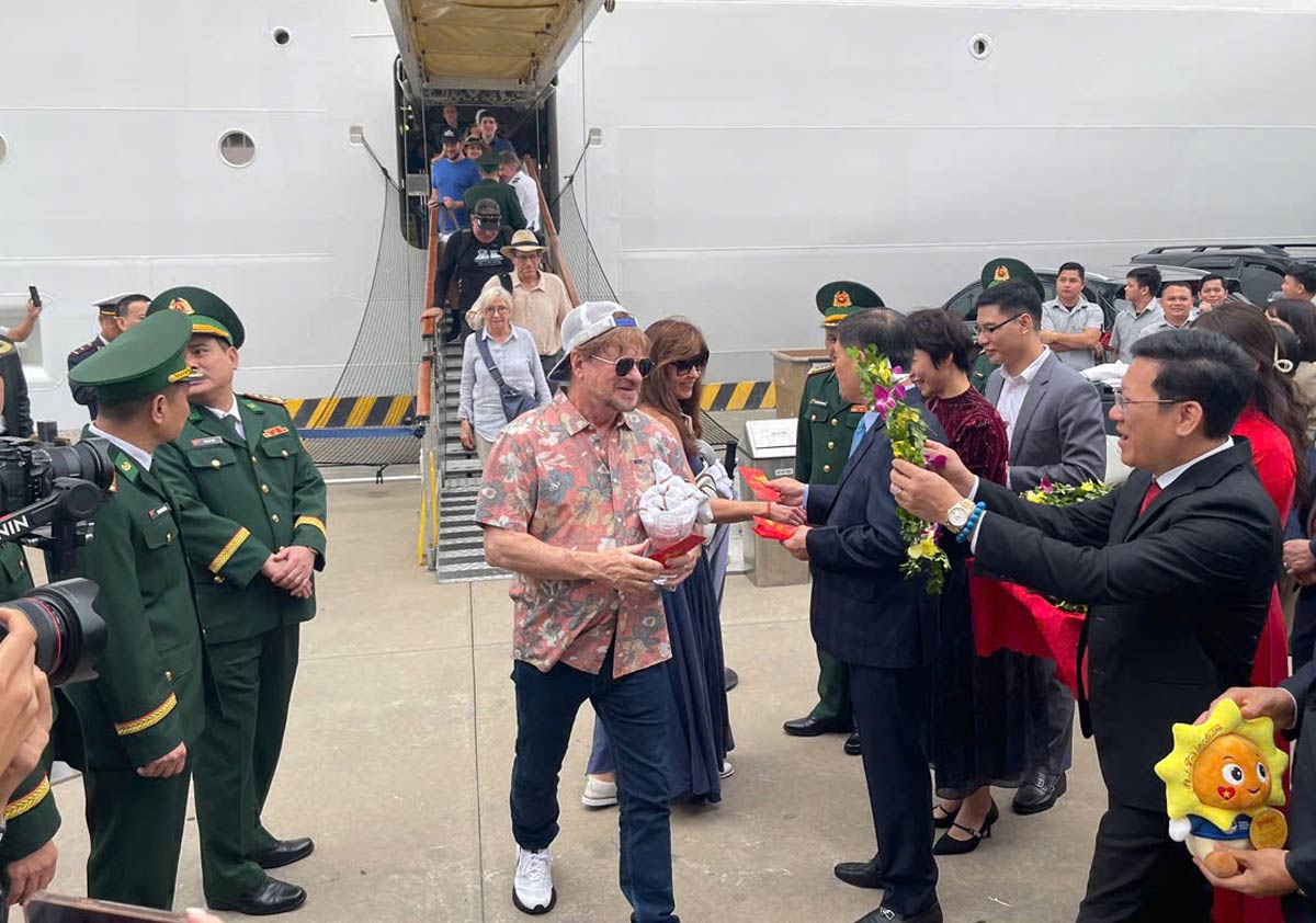 クアンニン省は、2026年初頭にハロン湾を訪問する観光客グループを迎えます。写真:ドアン・フン